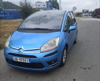 Vista frontale di un noleggio Citroen C4 Picasso a Tirana, Albania ✓ Auto #8421. ✓ Cambio Manuale TM ✓ 0 recensioni.