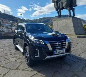 Vista frontale di un noleggio Nissan X-Terra a Tbilisi, Georgia ✓ Auto #8142. ✓ Cambio Automatico TM ✓ 1 recensioni.