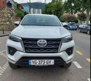 Vista frontale di un noleggio Toyota Fortuner a Tbilisi, Georgia ✓ Auto #8140. ✓ Cambio Automatico TM ✓ 0 recensioni.