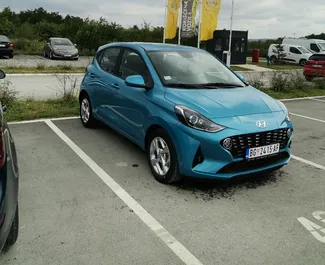 Vista frontale di un noleggio Hyundai i10 all'aeroporto di Belgrado, Serbia ✓ Auto #8247. ✓ Cambio Automatico TM ✓ 2 recensioni.