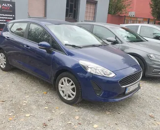 Vista frontale di un noleggio Ford Fiesta Ecoboost all'aeroporto di Belgrado, Serbia ✓ Auto #8249. ✓ Cambio Manuale TM ✓ 0 recensioni.