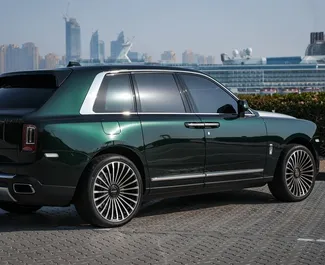 Vista frontale di un noleggio Rolls-Royce Cullinan a Dubai, Emirati Arabi Uniti ✓ Auto #8410. ✓ Cambio Automatico TM ✓ 0 recensioni.