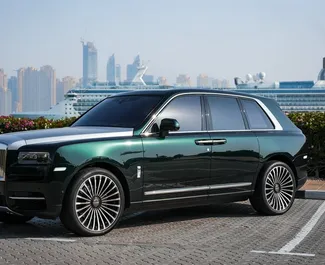 Noleggio auto Rolls-Royce Cullinan #8410 Automatico a Dubai, dotata di motore 6,7L ➤ Da Kumar negli Emirati Arabi Uniti.