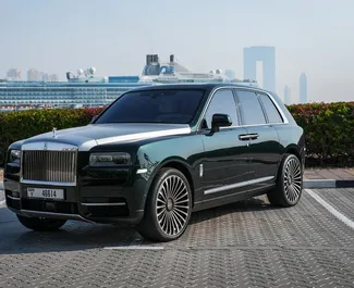 Noleggio auto Rolls-Royce Cullinan 2021 negli Emirati Arabi Uniti, con carburante Benzina e 592 cavalli di potenza ➤ A partire da 3840 AED al giorno.