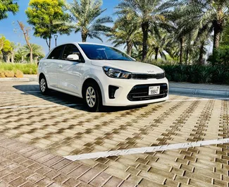 Vista frontale di un noleggio Kia Pegas all'aeroporto di Dubai Al Maktoum, Emirati Arabi Uniti ✓ Auto #8318. ✓ Cambio Automatico TM ✓ 1 recensioni.