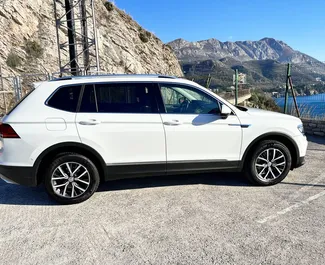 Vista frontale di un noleggio Volkswagen Tiguan a Rafailovici, Montenegro ✓ Auto #8262. ✓ Cambio Automatico TM ✓ 2 recensioni.