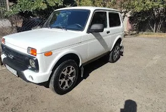 Vista frontale di un noleggio Lada Niva a Yerevan, Armenia ✓ Auto #7404. ✓ Cambio Manuale TM ✓ 3 recensioni.