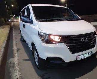 Vista frontale di un noleggio Hyundai H1 a Yerevan, Armenia ✓ Auto #6784. ✓ Cambio Manuale TM ✓ 1 recensioni.