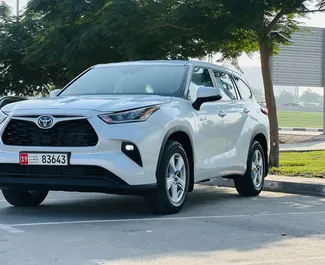 Noleggio auto Toyota Highlander Hybrid 2023 negli Emirati Arabi Uniti, con carburante Benzina e 195 cavalli di potenza ➤ A partire da 170 AED al giorno.