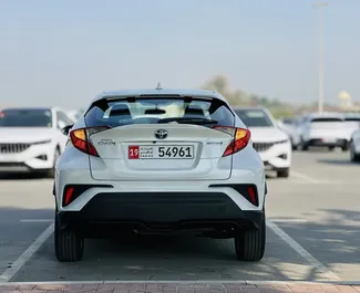 Noleggio Toyota C-HR. Auto Economica, Comfort, Crossover per il noleggio negli Emirati Arabi Uniti ✓ Cauzione di Senza deposito ✓ Opzioni assicurative RCT, FDW, Giovane.