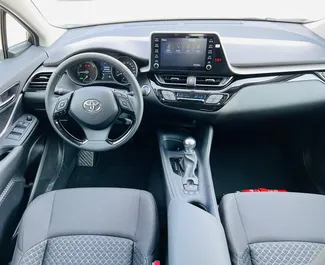 Toyota C-HR Hybrid 2023 con sistema A trazione anteriore, disponibile a Dubai.