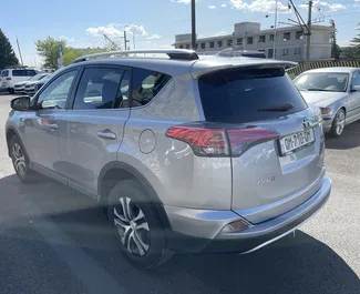 Toyota Rav4 2018 disponibile per il noleggio all'aeroporto di Tbilisi, con limite di chilometraggio di illimitato.