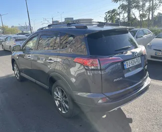 Toyota Rav4 2017 disponibile per il noleggio all'aeroporto di Tbilisi, con limite di chilometraggio di illimitato.