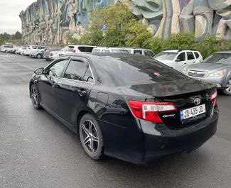 Toyota Camry 2014 disponibile per il noleggio all'aeroporto di Tbilisi, con limite di chilometraggio di illimitato.