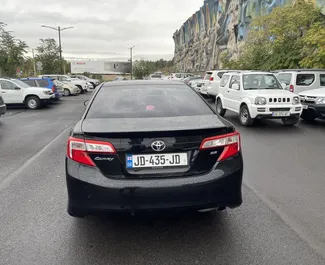 Motore Benzina da 2,5L di Toyota Camry 2014 per il noleggio all'aeroporto di Tbilisi.