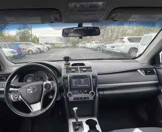 Interni di Toyota Camry in affitto in Georgia. Un'ottima auto da 5 posti con cambio Automatico.