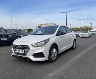 Vista frontale di un noleggio Hyundai Accent all'aeroporto di Tbilisi, Georgia ✓ Auto #8348. ✓ Cambio Automatico TM ✓ 0 recensioni.