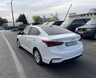 Hyundai Accent 2017 disponibile per il noleggio all'aeroporto di Tbilisi, con limite di chilometraggio di illimitato.