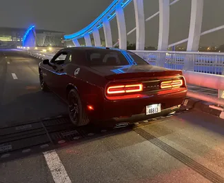 Interni di Dodge Challenger in affitto negli Emirati Arabi Uniti. Un'ottima auto da 4 posti con cambio Automatico.