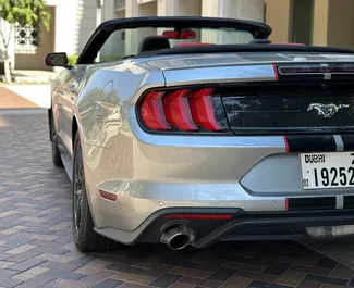 Ford Mustang Cabrio 2020 disponibile per il noleggio a Dubai, con limite di chilometraggio di 250 km/giorno.