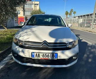 Vista frontale di un noleggio Citroen C-Elysee a Tirana, Albania ✓ Auto #8383. ✓ Cambio Manuale TM ✓ 0 recensioni.