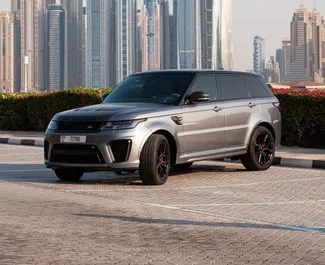 Vista frontale di un noleggio Land Rover Range Rover Sport SVR a Dubai, Emirati Arabi Uniti ✓ Auto #8402. ✓ Cambio Automatico TM ✓ 0 recensioni.