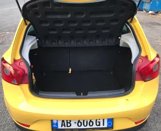 Interni di SEAT Ibiza in affitto in Albania. Un'ottima auto da 5 posti con cambio Manuale.