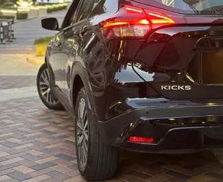 Noleggio Nissan Kicks. Auto Economica, Comfort, Crossover per il noleggio negli Emirati Arabi Uniti ✓ Cauzione di Deposito di 1500 AED ✓ Opzioni assicurative RCT, CDW, SCDW, Passeggeri, Furto.