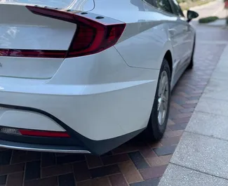 Hyundai Sonata 2022 disponibile per il noleggio a Dubai, con limite di chilometraggio di 250 km/giorno.