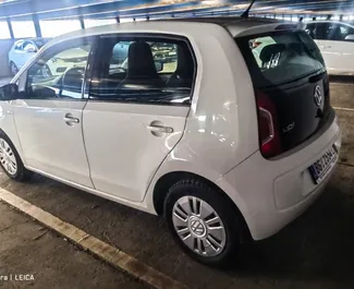 Volkswagen Up! 2019 disponibile per il noleggio all'aeroporto di Belgrado, con limite di chilometraggio di illimitato.