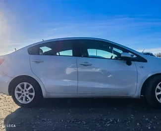 Noleggio Kia Rio. Auto Economica, Comfort per il noleggio in Serbia ✓ Cauzione di Deposito di 300 EUR ✓ Opzioni assicurative CDW, Giovane.