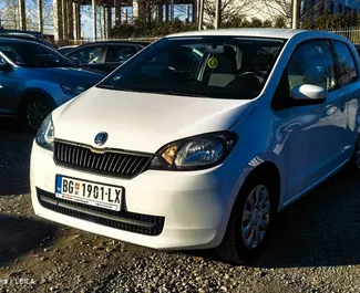 Vista frontale di un noleggio Skoda Citigo all'aeroporto di Belgrado, Serbia ✓ Auto #8445. ✓ Cambio Manuale TM ✓ 0 recensioni.