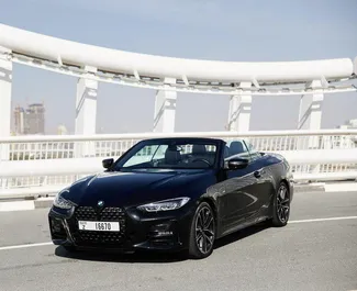 BMW 430i Cabrio 2023 disponibile per il noleggio a Dubai, con limite di chilometraggio di 250 km/giorno.