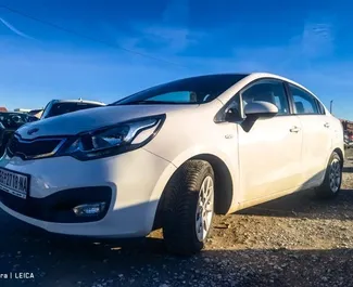 Vista frontale di un noleggio Kia Rio all'aeroporto di Belgrado, Serbia ✓ Auto #8366. ✓ Cambio Manuale TM ✓ 0 recensioni.