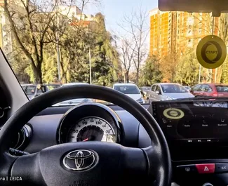 Interni di Toyota Aygo in affitto in Serbia. Un'ottima auto da 5 posti con cambio Automatico.