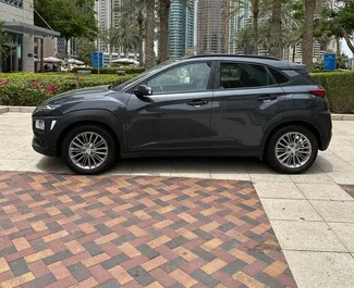 Interni di Hyundai Kona in affitto negli Emirati Arabi Uniti. Un'ottima auto da 5 posti con cambio Automatico.