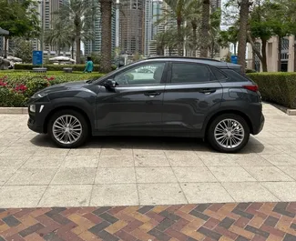 Hyundai Kona 2020 disponibile per il noleggio a Dubai, con limite di chilometraggio di 250 km/giorno.