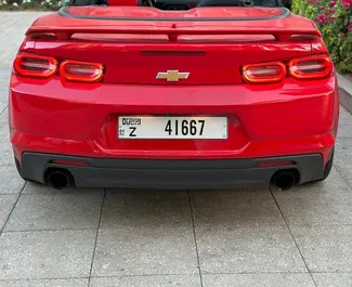 Chevrolet Camaro Cabrio 2020 disponibile per il noleggio a Dubai, con limite di chilometraggio di 250 km/giorno.