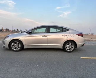 Hyundai Elantra 2020 disponibile per il noleggio a Dubai, con limite di chilometraggio di 250 km/giorno.