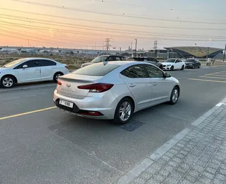 Interni di Hyundai Elantra in affitto negli Emirati Arabi Uniti. Un'ottima auto da 5 posti con cambio Automatico.