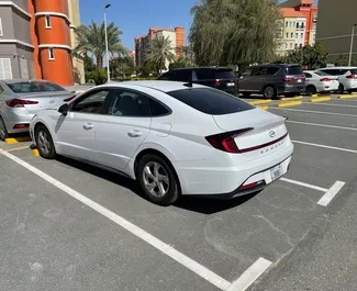 Interni di Hyundai Sonata in affitto negli Emirati Arabi Uniti. Un'ottima auto da 5 posti con cambio Automatico.