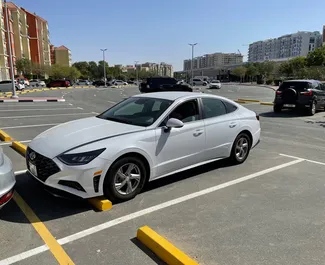 Hyundai Sonata 2022 con sistema A trazione anteriore, disponibile a Dubai.