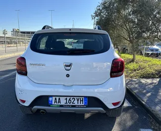 Vista frontale di un noleggio Dacia Sandero Stepway a Tirana, Albania ✓ Auto #8375. ✓ Cambio Manuale TM ✓ 0 recensioni.