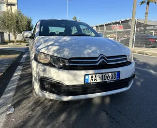 Citroen C-Elysee 2018 disponibile per il noleggio a Tirana, con limite di chilometraggio di illimitato.