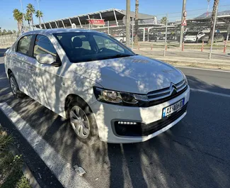 Vista frontale di un noleggio Citroen C-Elysee a Tirana, Albania ✓ Auto #8379. ✓ Cambio Manuale TM ✓ 0 recensioni.