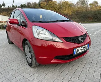 Vista frontale di un noleggio Honda Jazz a Tirana, Albania ✓ Auto #8384. ✓ Cambio Automatico TM ✓ 0 recensioni.