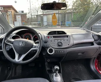 Interni di Honda Jazz in affitto in Albania. Un'ottima auto da 5 posti con cambio Automatico.