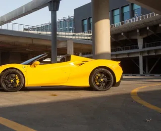 Ferrari F8 Spider 2022 disponibile per il noleggio a Dubai, con limite di chilometraggio di 250 km/giorno.