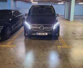 Vista frontale di un noleggio Mercedes-Benz V-Class all'aeroporto di Tbilisi, Georgia ✓ Auto #8389. ✓ Cambio Automatico TM ✓ 0 recensioni.