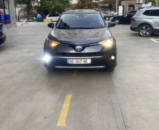 Interni di Toyota Rav4 in affitto in Georgia. Un'ottima auto da 5 posti con cambio Automatico.